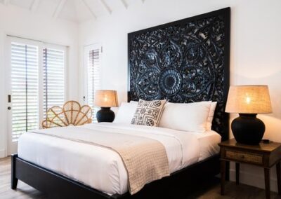 Black bed with Carved Headboard - kasianda